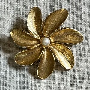 VINTAGE Gerry’s Gold Flower Brooch with Pearl Center